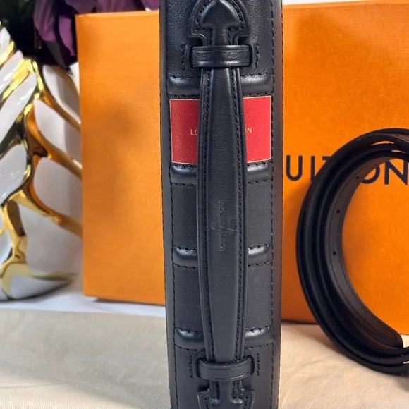 Louis Vuitton Reverse Book Woc Sold - Picture 3 of 16